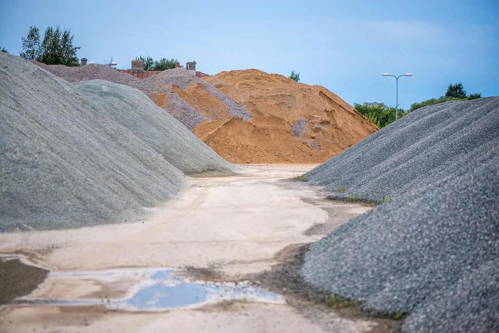 Materiais como areia e brita são fundamentais para a construção civil