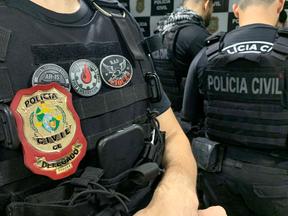 Imagem foca no uniforme de agentes da Polícia Civil do Ceará