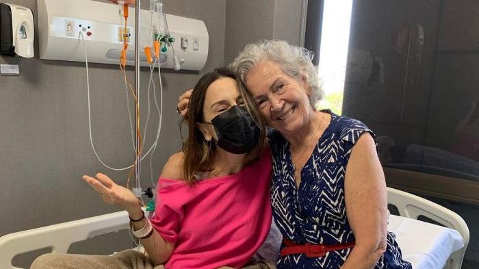 Susana Naspolini e mãe, Maria Dal Farra, em hospital durante tratamento de câncer da jornalista