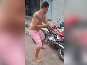 Homem é flagrado danificando moto de funcionário da Cagece ao ter água cortada em Juazeiro do Norte