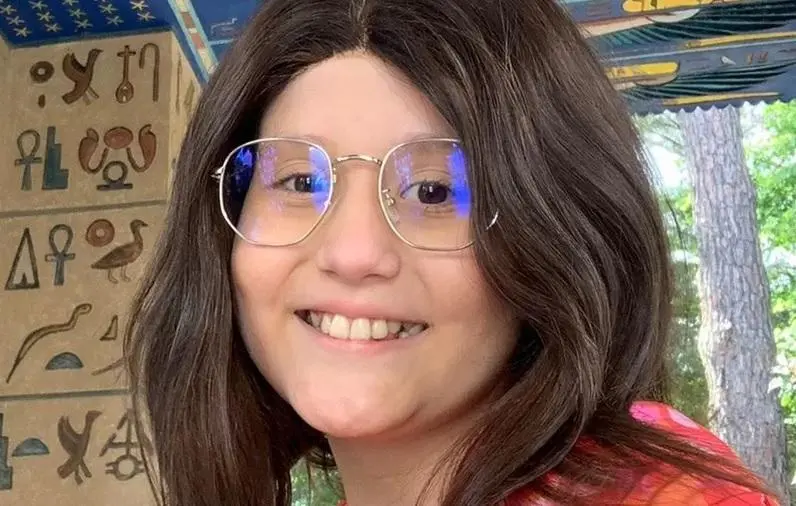 Foto da menina Letícia Neves, que tinha 12 anos e morreu de câncer