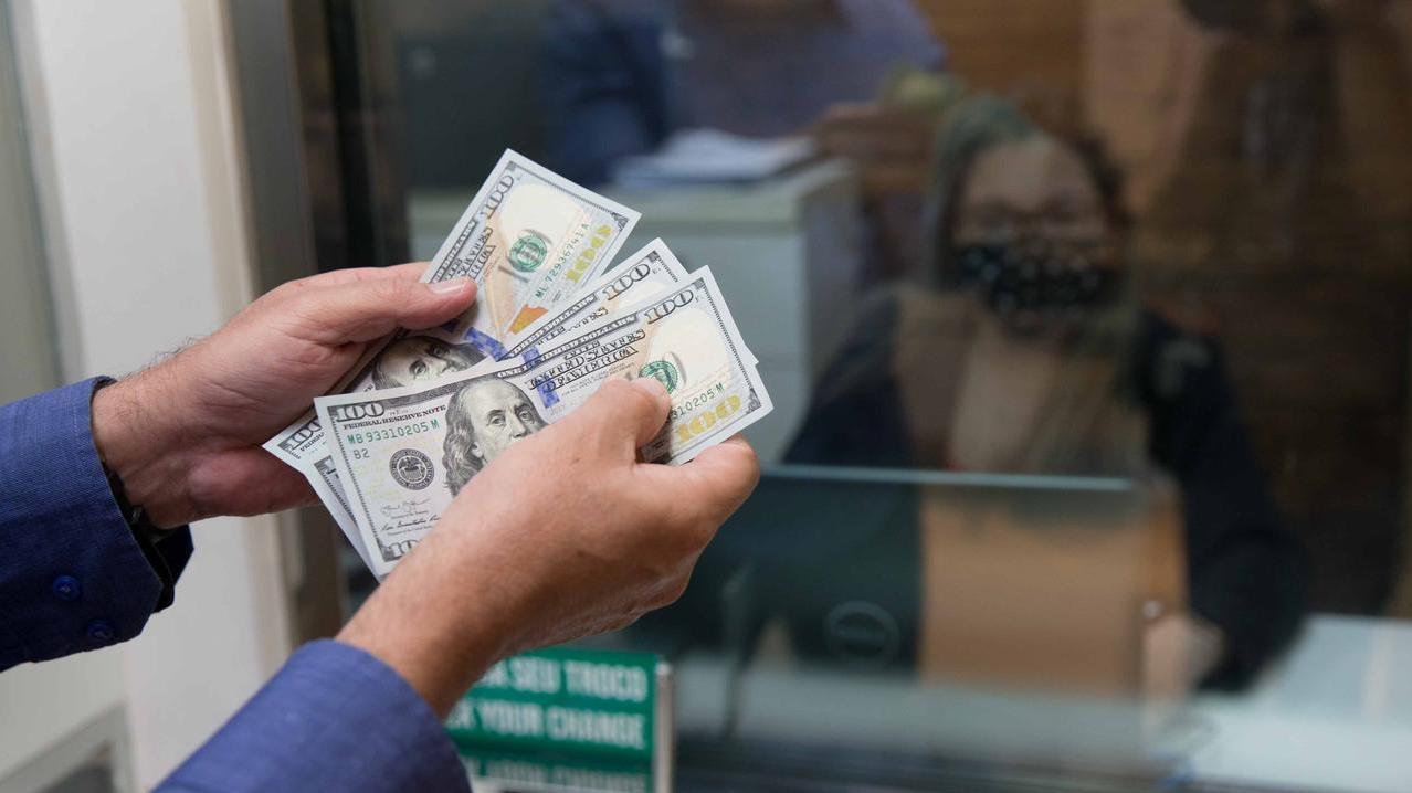 Dólar sendo comprado