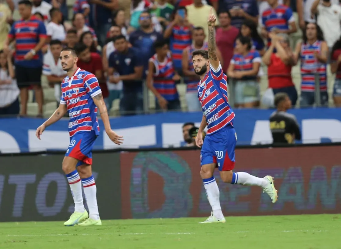 Juninho Capixaba foi o destaque do jogo com 2 gols marcados
