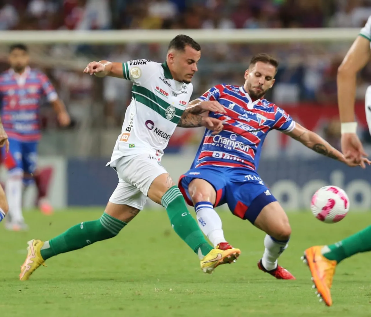 O volante Lucas Sasha jogou apenas 14 minutos contra o Coritiba e sentiu-se mal em campo