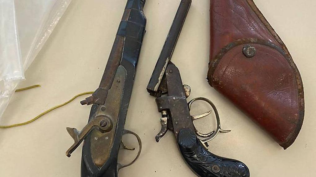 Imagem mostra duas armas de fogo em antigas e em mau estado de conservação encontradas na mochila de uma aluna de 3 anos em uma creche de Santo André no dia 27 de outubro de 2022