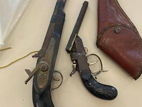 Imagem mostra duas armas de fogo em antigas e em mau estado de conservação encontradas na mochila de uma aluna de 3 anos em uma creche de Santo André no dia 27 de outubro de 2022