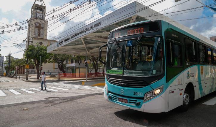 esta é uma imagem de um ônibus etufor