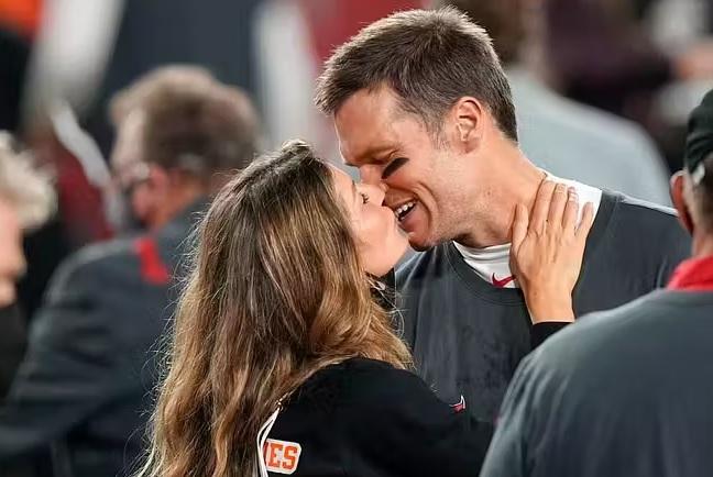 Gisele Bundchen e Tom Brady se beijam após jogo de futebol americano