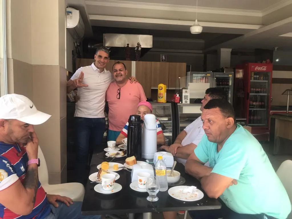 Vojvoda tirou fotos com vários torcedores em Canindé.