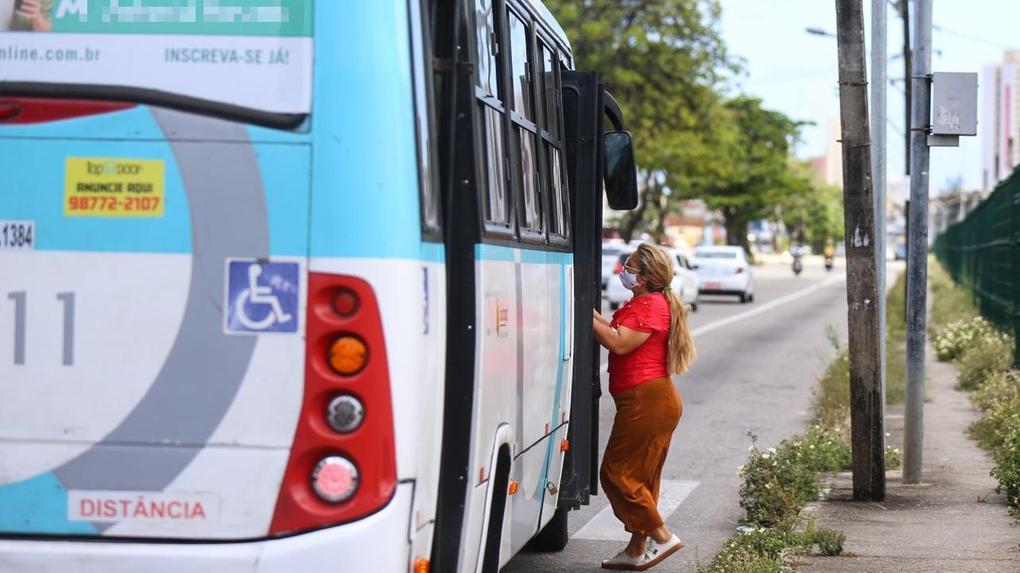 Mulher sobe em ônibus no trânsito de Fortaleza