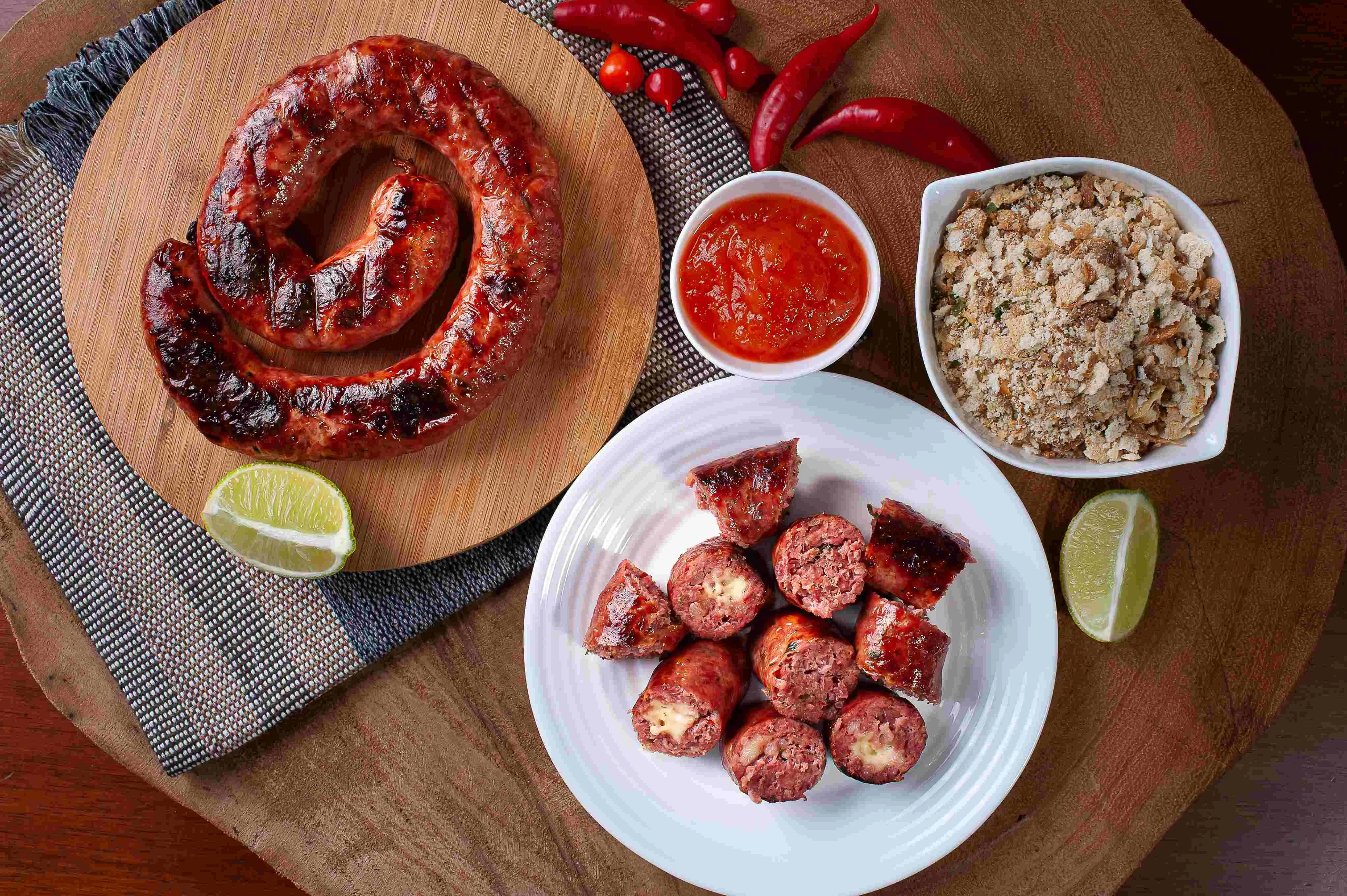Farofa com linguiça é um bom acompanhamento para um churrasco