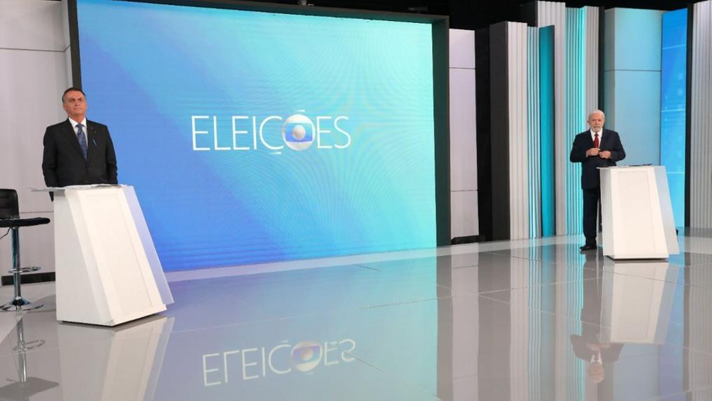 Bolsonaro e Lula posicionados no estúdio do debate presidencial da Globo