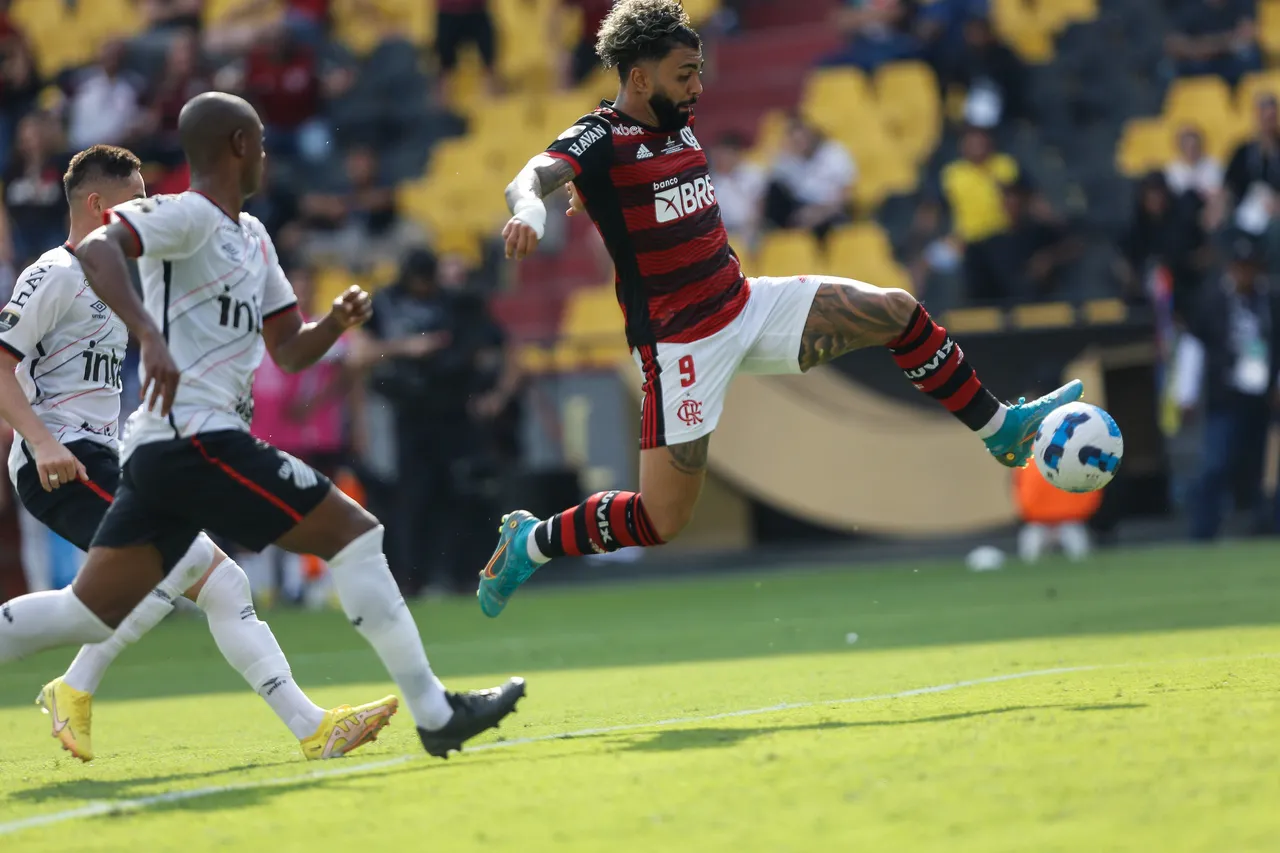 Gabigol marcou o primeiro do Flamengo no jogo, abrindo o placar na final da Libertadores