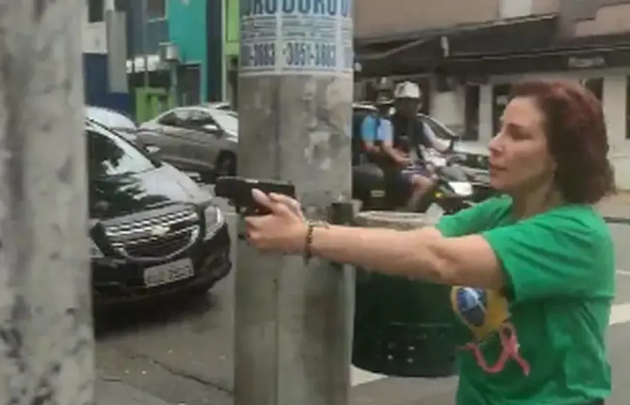 Carla Zambelli empunhando arma na rua