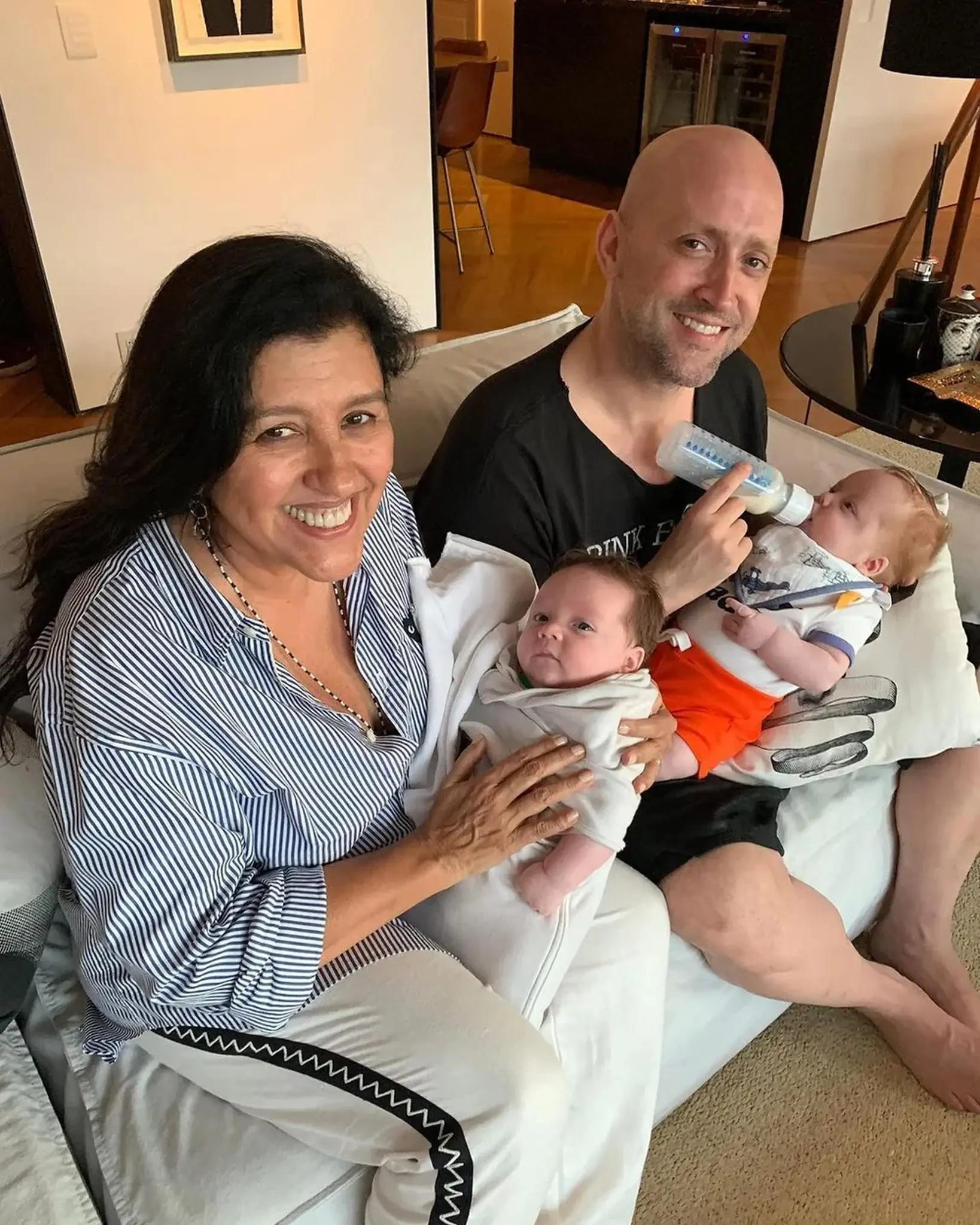 Paulo Gustavo e Regina Casé seguram filhos do ator