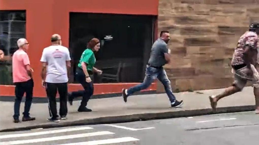esta é uma captura de tela do vídeo de Carla Zambelli perseguindo um homem negro