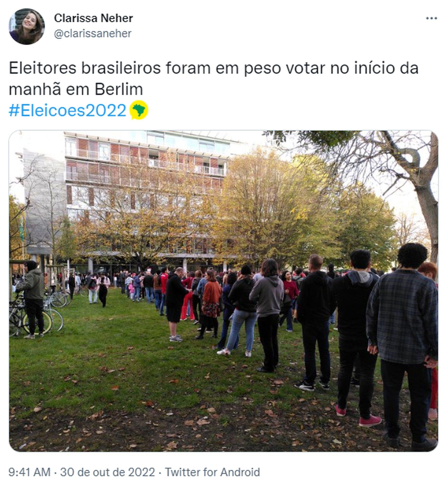 Usuário do Twitter posta imagem de fila registrada em Berlim, Alemanha, durante votação do segundo turno das eleições para presidente do Brasil em 30 de outubro de 2022