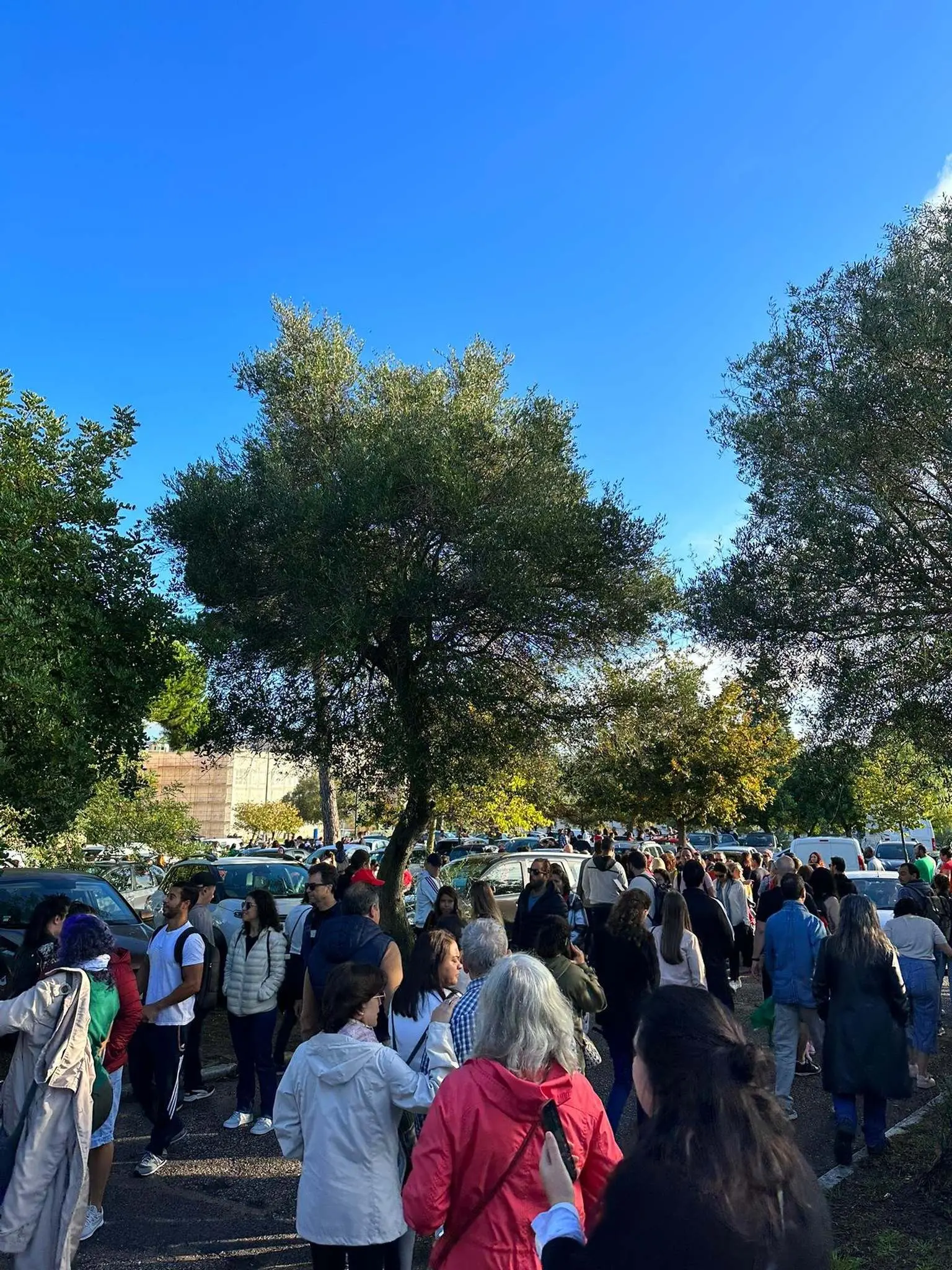 Brasileiros aguardam em fila para votar em Lisboa, Portugal, durante o segundo turno das eleições para presidente do Brasil, em 30 de outubro de 2022