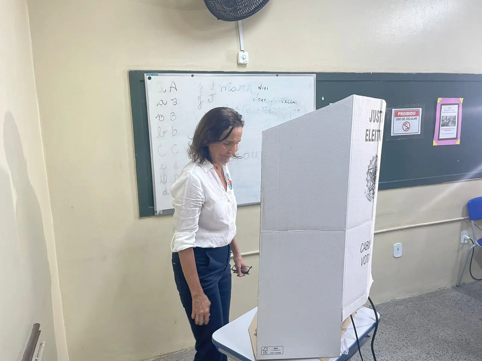 Imagem da notícia Governadora Izolda Cela vota em escola de Sobral, na Região Norte