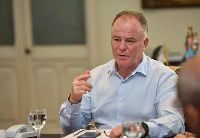 Renato fala ao microfone