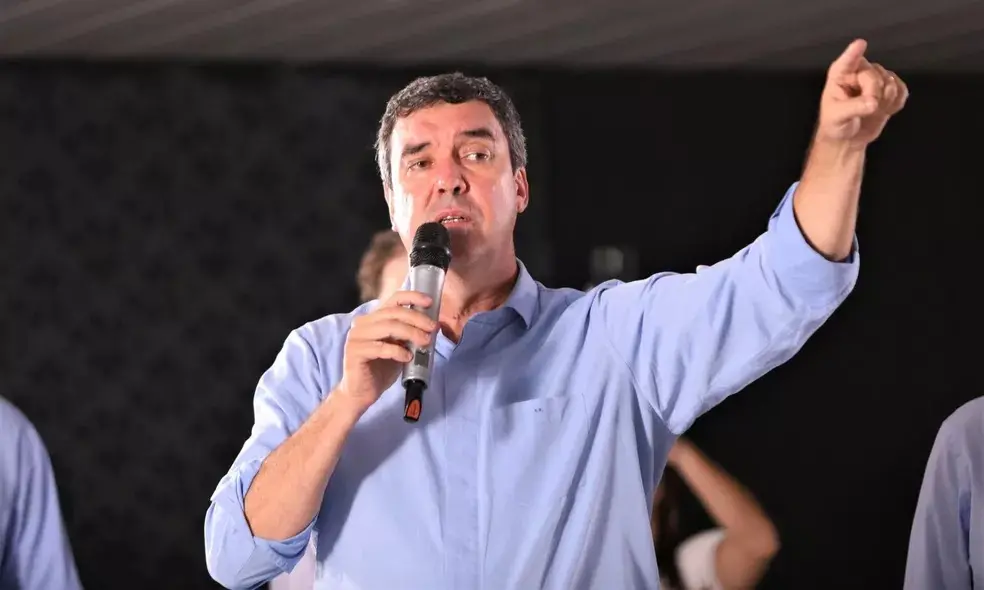 Eduardo fala ao microfone