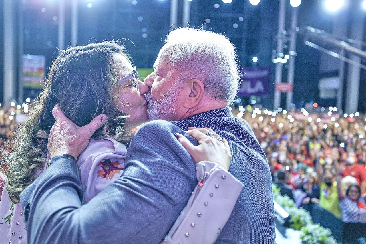 Janja e Lula se beijam diante de uma plateia de apoiadores
