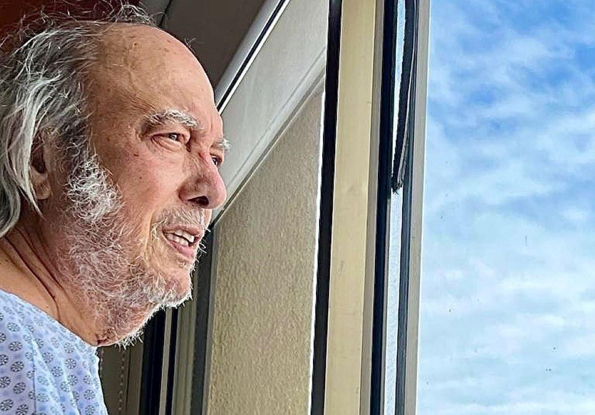 Erasmo Carlos na janela de hospital