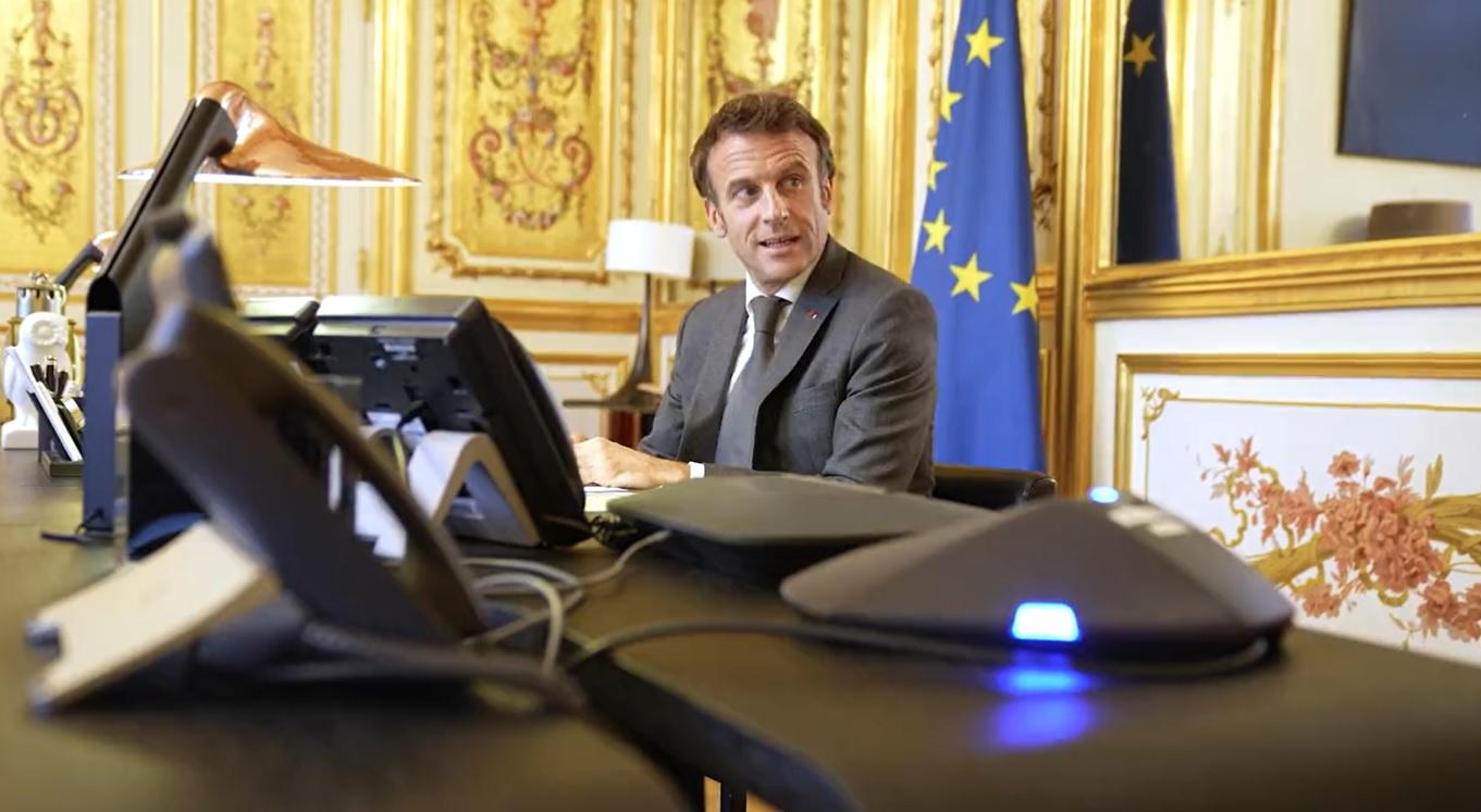O presidente francês, Emmanuel Macron, em seu gabinete, ligando para o presidente Lula