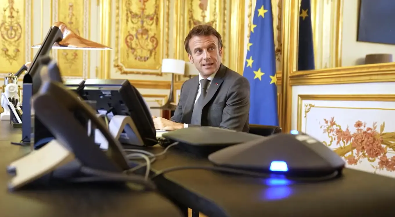 O presidente francês, Emmanuel Macron, em seu gabinete, ligando para o presidente Lula