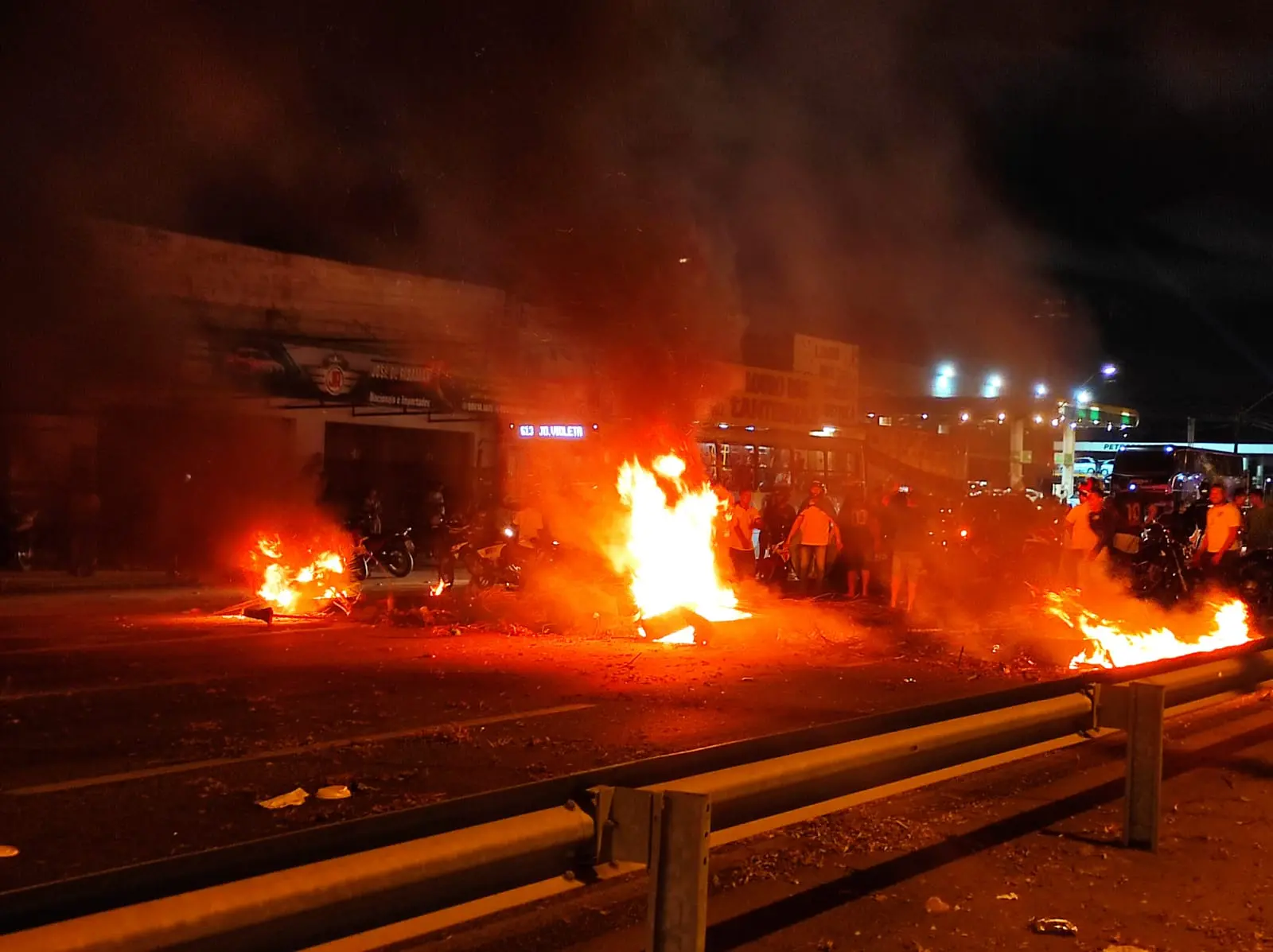 Incêndio de pneus na BR-116 em Fortaleza