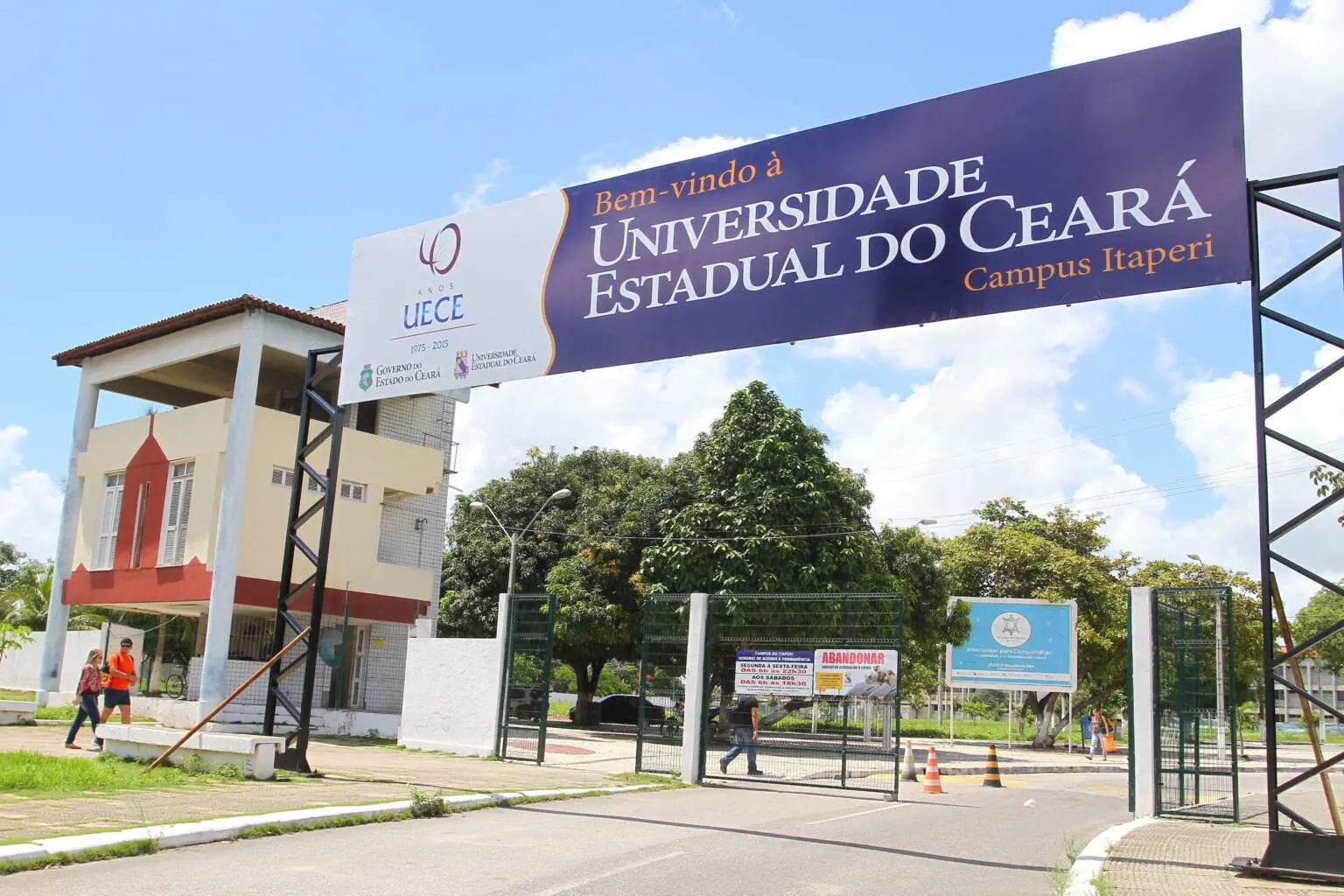 Entrada da Universidade Estadual do Ceará no campus do Itaperi