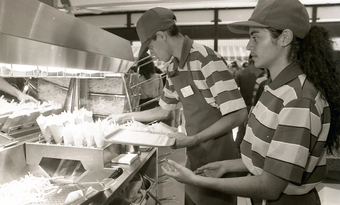 Funcionários da primeira unidade da franquia McDonald's em Fortaleza, no dia da inauguração, em cinco de novembro de 1992