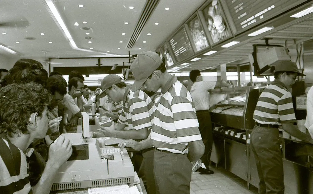 Atendimento no primeiro dia de operação do McDonald's da Barão do Rio Branco, no Centro de Fortaleza
