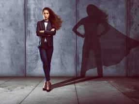 Mulher líder com sombra de super-heroína