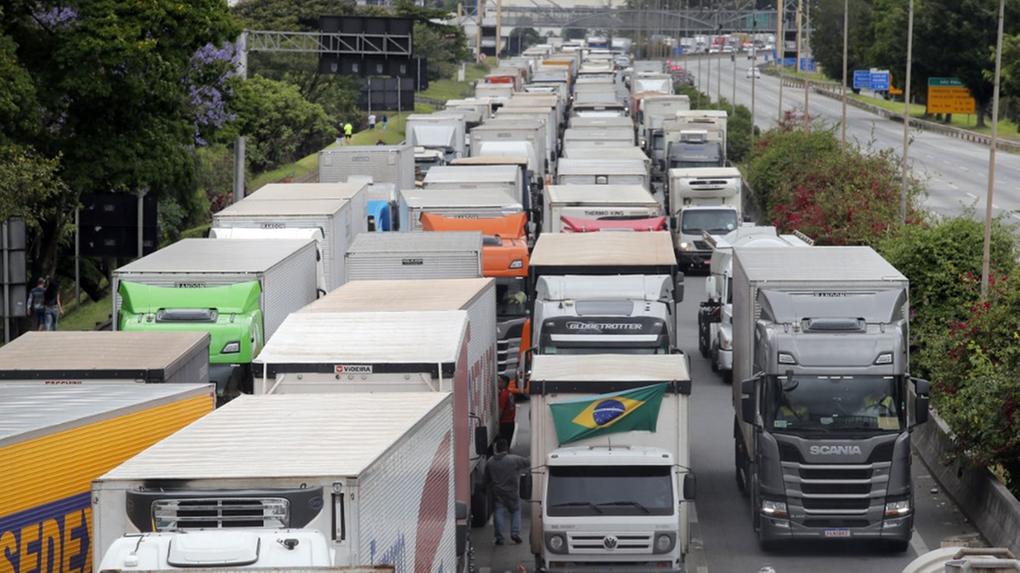 Bloqueio de caminhões na rodovia Castelo Branco, nos arredores de São Paulo