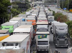 Bloqueio de caminhões na rodovia Castelo Branco, nos arredores de São Paulo