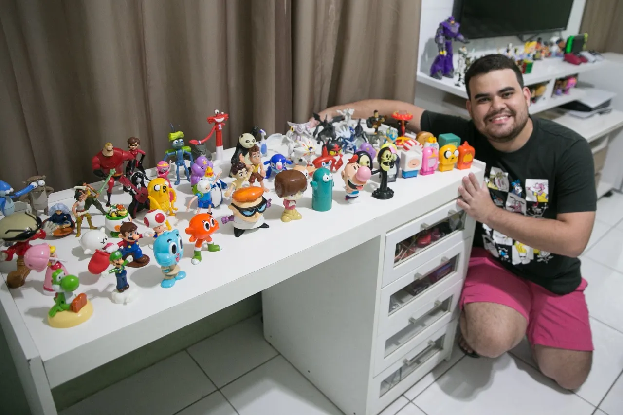 Fabrício guarda cerca de 50 brindes do McLanche Feliz: a lembrança de bons momentos da infância materializados nos brinquedos