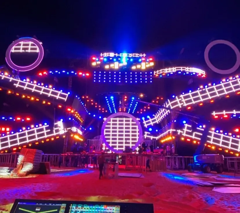 Palco gigante foi montando no Aterro da Praia de Iracema