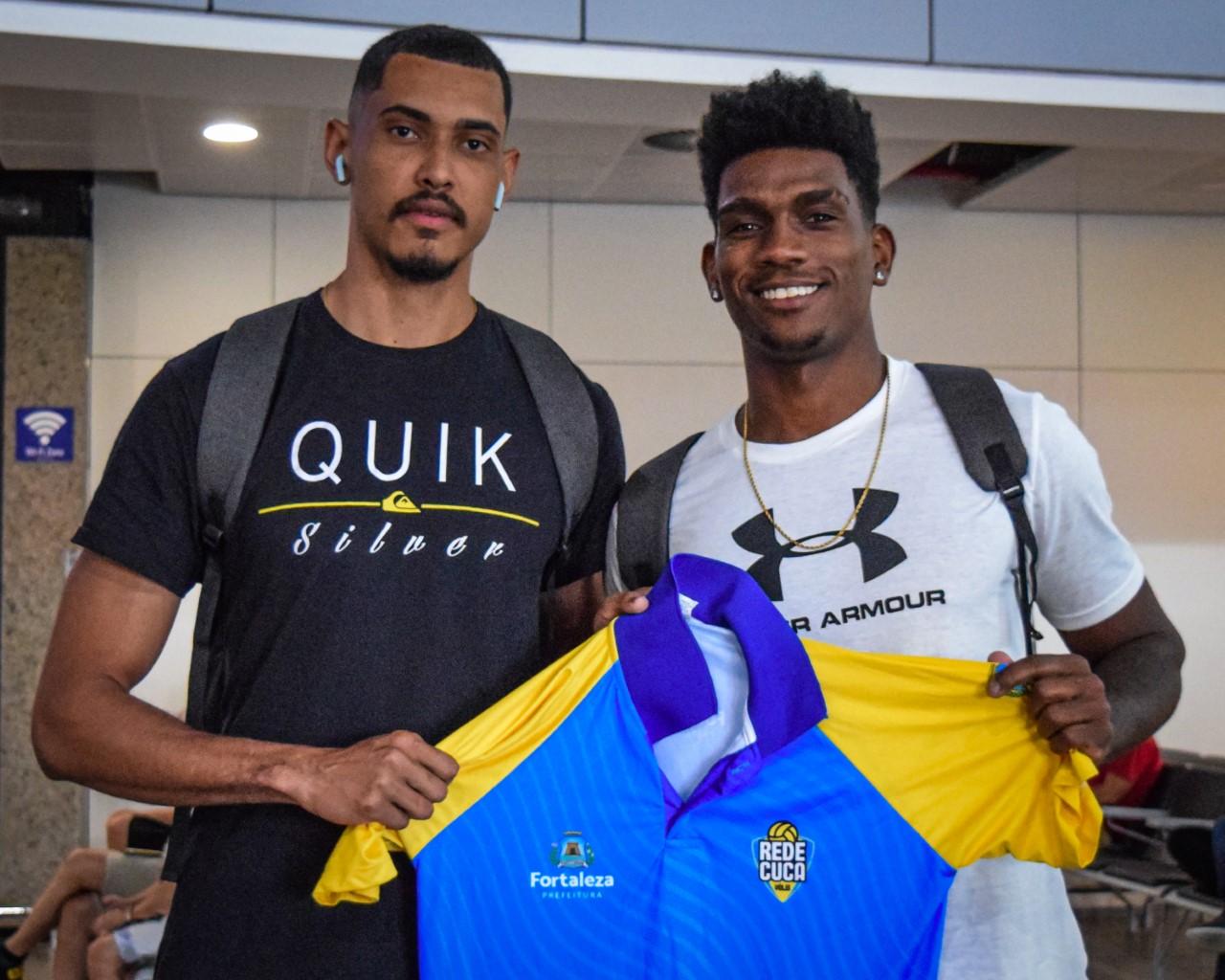 Imagem mostra jogadores de vôlei com camisa na mão