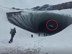 Momento em que bloco de gelo cai sobre turista brasileiro em caverna na Argentina