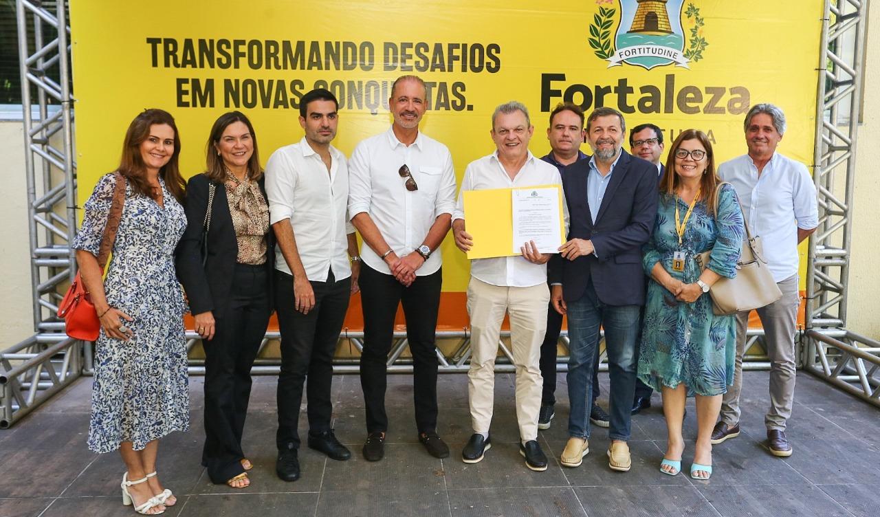 O prefeito José Sarto ao lado de empresários do setor de hotelaria de Fortaleza