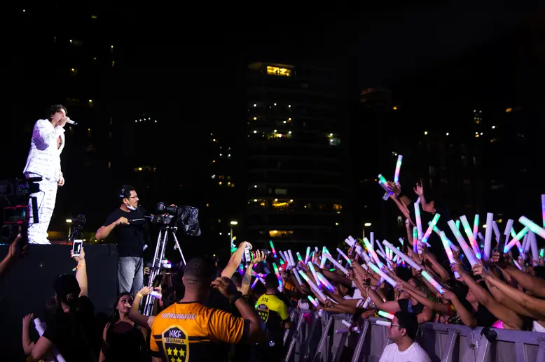 Público recebeu bastões com luzes durante gravação de DVD