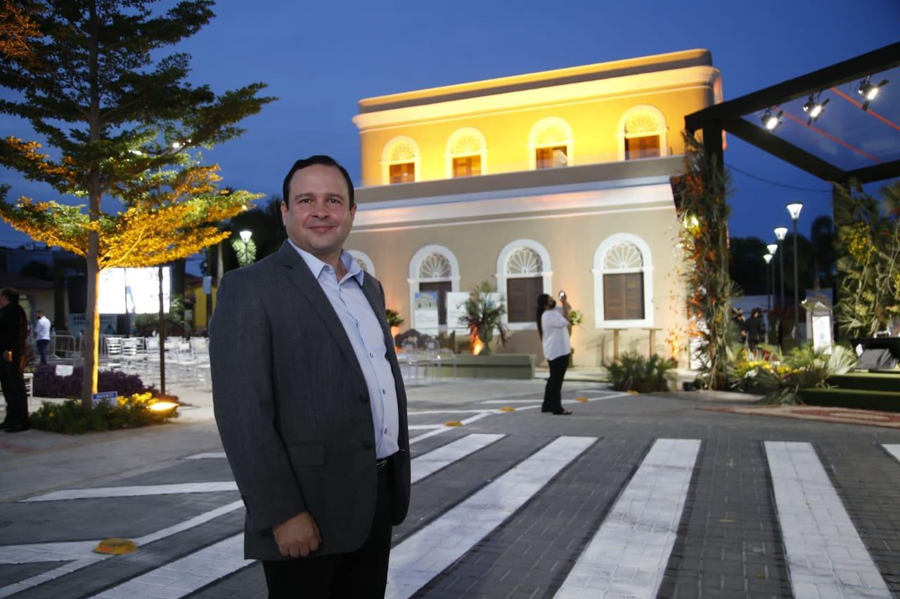 Igor Queiroz em frente à fachada do Memorial Edson Queiroz