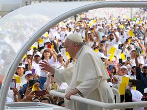 Em um papamóvel, Papa Francisco abençoa fiéis, enquanto multidão acena