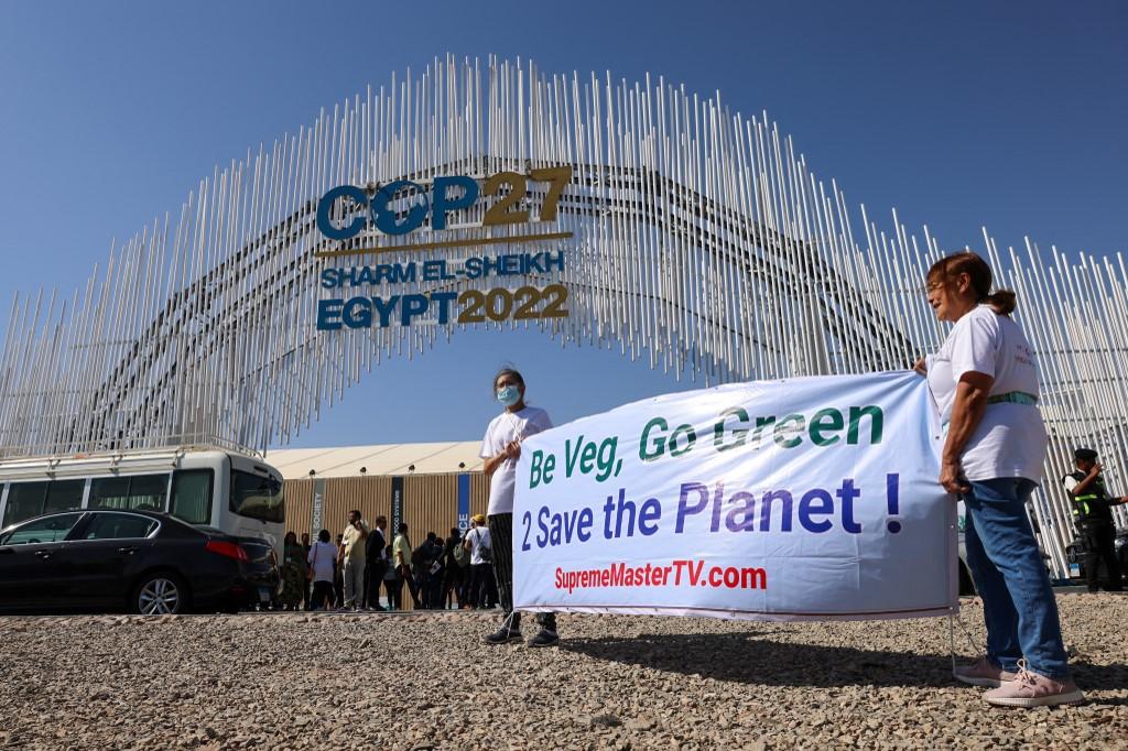 Mulheres seguram faixa pedindo para que o Planeta seja salvo na abertura da COP27, no Egito