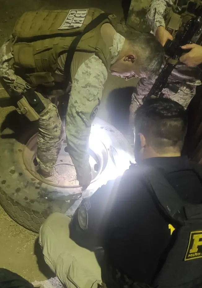 Policiais vasculham pneus em busca dos tabletes de cocaína