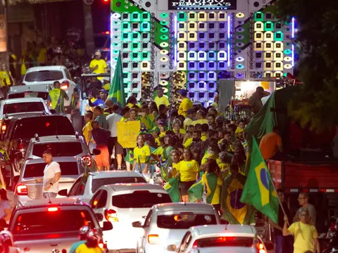 Imagem da notícia: Manifestantes bolsonaristas mantêm ato em frente a quartel do Exército em Fortaleza