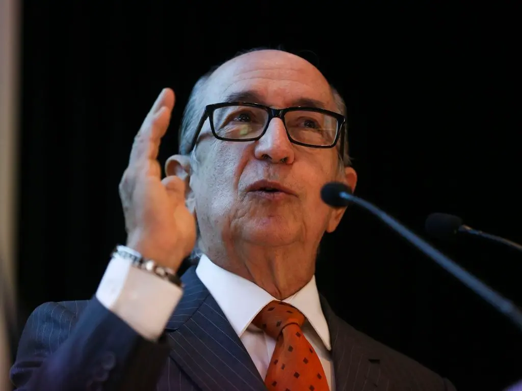 Marcos Cintra falando em microfone