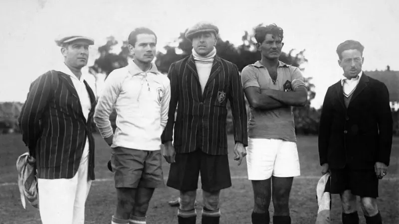 Imagem mostra grupo de homens perfilados