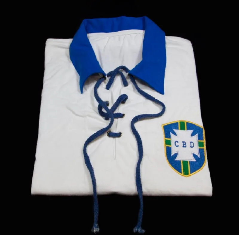 Réplica da camisa usada pelo Brasil em 1930. Da coleção do Museu do Futebol.